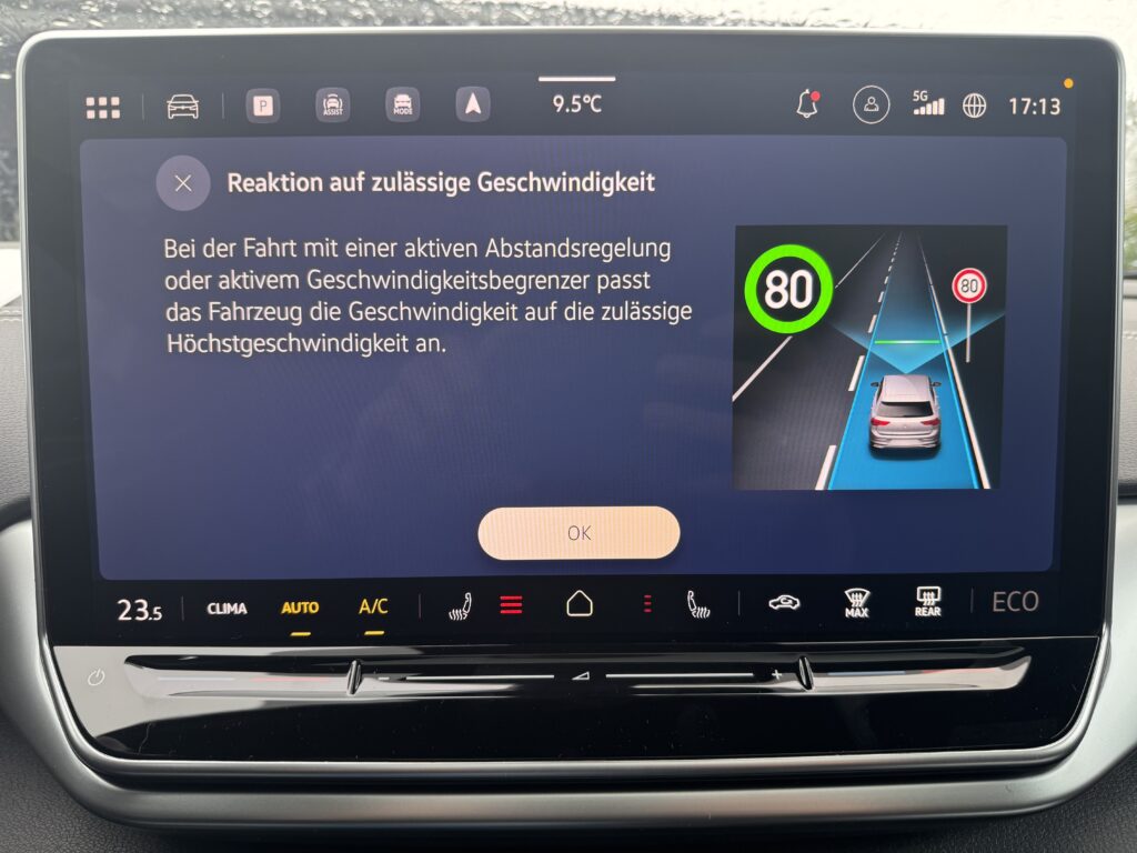 VW ID.4 Infotainment-Display mit der Funktion „Reaktion auf zulässige Geschwindigkeit“ und Tempolimit 80 km/h