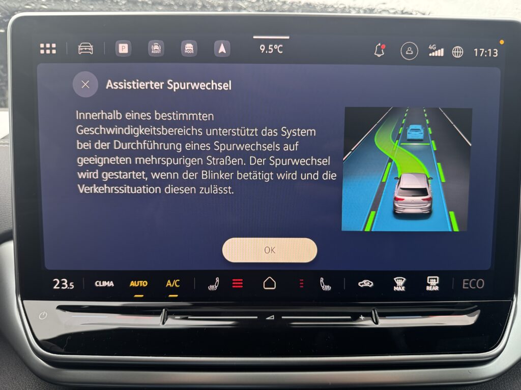 VW ID.4 mit Anzeige der Funktion Assistierter Spurwechsel im Infotainment-Display