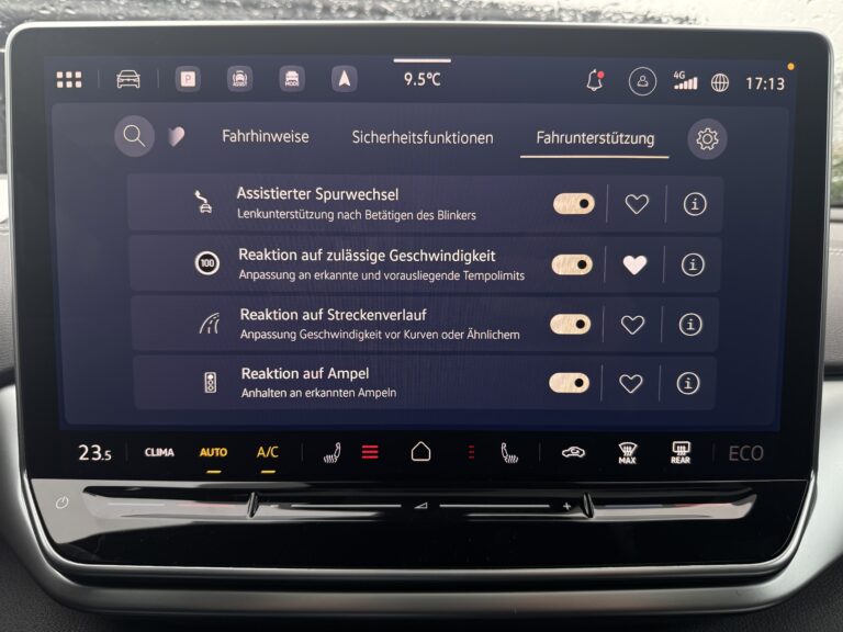 VW ID.4 Infotainment-Menü mit vier Fahrerassistenzfunktionen für Spurwechsel, Tempolimits, Streckenverlauf und Ampeln
