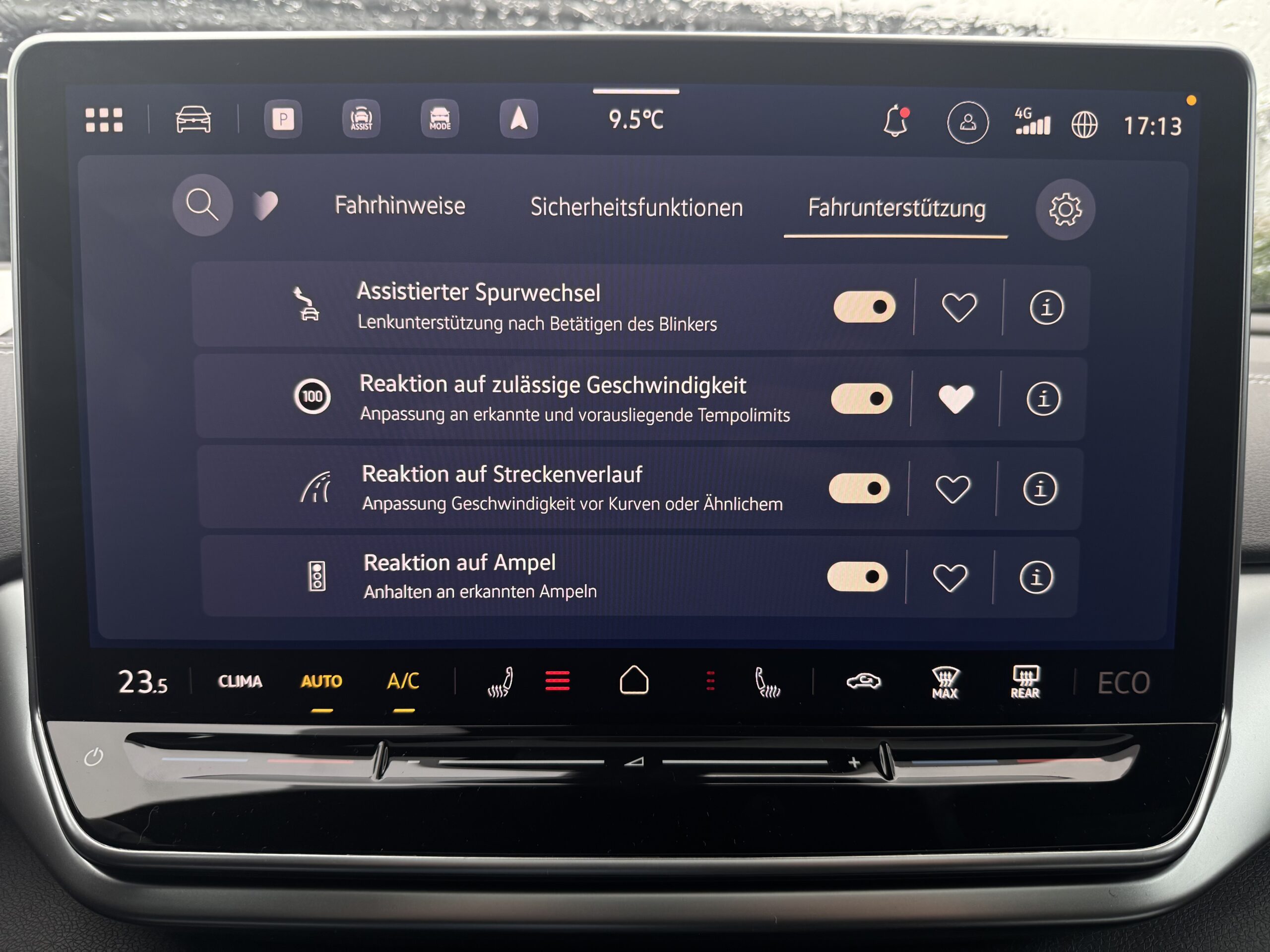 VW ID.4 Infotainment-Menü mit vier Fahrerassistenzfunktionen für Spurwechsel, Tempolimits, Streckenverlauf und Ampeln