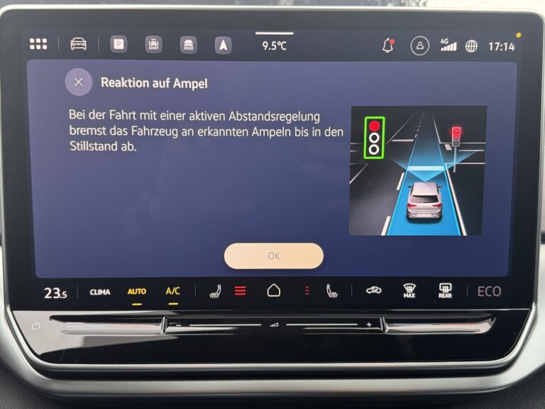 VW ID.4 Infotainment-Display mit der Funktion Reaktion auf Ampel und einer dargestellten roten Ampel Kopieren