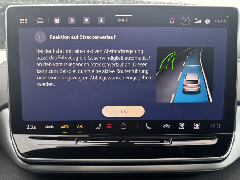 VW ID.4 Infotainment-Display mit der Funktion Reaktion auf Streckenverlauf und Darstellung einer vorausliegenden Kurve