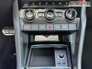 SKODA Karoq Sportline 1,5 TSI DSG Pano Standh Navi ... Bild 17